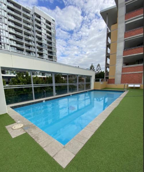 Quiet 1 Bedroom apartment w pool and, walk to QUT